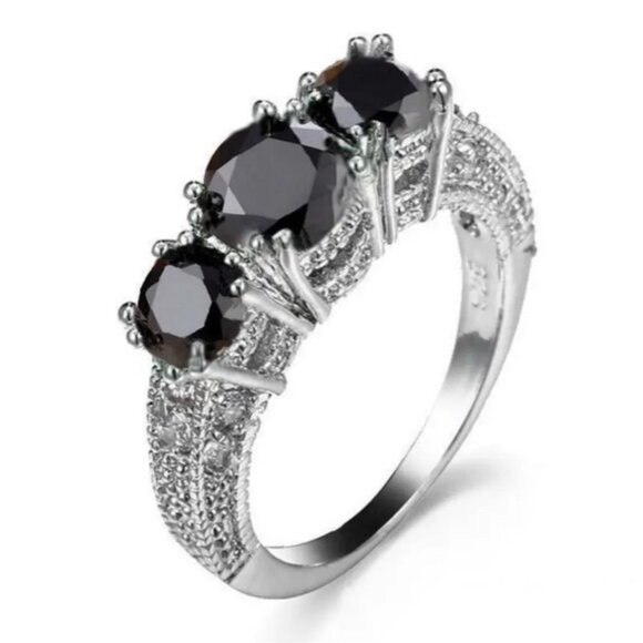 Gorgeous Silver & Black Gemstone Fashion Ring - Picture 1 of 2